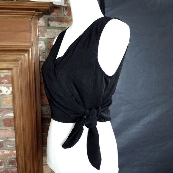 Momni Wrap Around Cropped Blouse - Picture 3 of 7